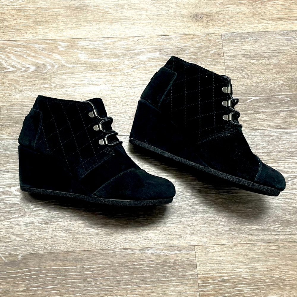 Toms women’s faux fur lined black wedge ankle boots size 7.5